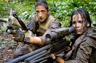 Predators – Auf dem fernen Planeten mit den unendlich vielen erbarmungslosen, nahezu unbesiegbaren Aliens beginnt für Royce (Adrien Brody, l.) und Isabelle (Alice Braga, r.) ein gnadenloser Kampf ums Überleben ...
