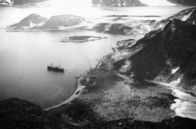 Gestrandet im ewigen Eis – Die Insel Dansköya im Nordwesten von Spitzbergen: Hier findet Salomon Andrée eine geschützte Bucht für den Bau des Hangars, der den Ballon bis zum Start schützen wird.