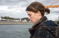 Das unbekannte Mädchen – In der Nähe der Hausarztpraxis, in der die Ärztin Jenny Davin (Adèle Haenel) arbeitet, wird eine junge Frau tot aufgefunden. Jenny ist fest entschlossen, die Identität des Mädchens herauszufinden.