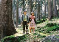 Hänsel und Gretel – Hänsel (Johann Storm) und Gretel (Nastassja Hahn) irren durch den Wald. Die Brotkrumen, die Hänsel als Wegmarker ausgestreut hatte, haben die Vögel aufgepickt. Nun wissen sie nicht, wie sie zurück nach Hause finden sollen.