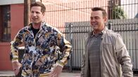 Brooklyn Nine-Nine – Jake Peralta (Andy Samberg, l.); Charles Boyle (Joe Lo Truglio, r.)