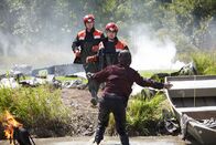 Mayday - Alarm im Cockpit – Zwei weitere Rettungskräfte eilen zu dem Eishockeyprofi Alexander Galimov (gespielt von Christian Smith), der einer der beiden Überlebenden des Flugzeugabsturzes vom 7. September 2011 ist, bei dem alle seine Mannschaftskameraden des Eishockeyteams Lokomotiv Jaroslawl ums Leben kamen. Galimov erlag 5 Tage später seinen Verletzungen. Die Jak-42D, mit der die Mannschaft unterwegs war, kam vom Ende der Landebahn ab, prallte gegen einen Turm, fing Feuer und stürzte zwei Kilometer vom Flughafen entfernt in die Wolga.