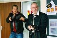 Mit Herz und Handschellen – Leo (Henning Baum, l.) versucht zu verhindern, dass Alois Gerstenkandler (Sepp Schauer, r.) seine Schwiegertochter und Alexander König erschießt. Gelingt ihm dies?; Leo (Henning Baum, l.) versucht zu verhindern, dass Alois Gerstenkandler (Sepp Schauer, r.) seine Schwiegertochter und Alexander König erschießt. Gelingt ihm dies?