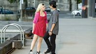 Dance Academy – Kat (Alicia Banit) ist wie immer charmant frech. Sie kommt Christian (Jordan Rodrigues) sehr nahe und trifft mit ihren Aussagen mal wieder ins Schwarze.