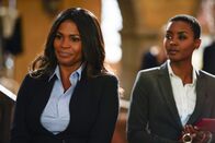 Navy CIS: L.A. – Nachdem Hetty für das Team völlig überraschend, in den Ruhestand getreten ist, möchte die neue Assistant Director Shay Mosley (Nia Long, l.) zusammen mit ihrer Assistentin Special Agent Harley Hidoko (Andrea Bordeaux, r.) eine Nachfolge finden.