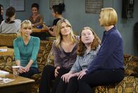 Mom – In der Reha von Emilys (Julia Lester, 2.v.r.) leiblicher Mutter (Missi Pyle, 2.v.l.) kommt einiges ans Licht mit dem Christy (Anna Faris, l.) und Jill (Jaime Pressly, r.) nicht gerechnet haben ...