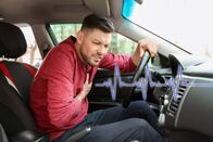 Doc Fischer – Stockfotografie Mann erleidet Herzinfarkt im Auto: lizenzfreie Fotos