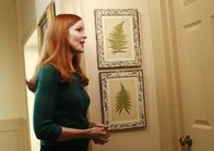Desperate Housewives – Während Bree (Marcia Cross) hofft, dass Silvia endlich aus dem Bad herauskommt, packt Gabrielle die Koffer, um mit Carlos die Stadt zu verlassen ...