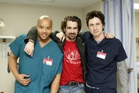 Scrubs - Die Anfänger – Mit seinem irischen Charme, verdreht Billy (Colin Farrell, M.) sämtlichen Frauen des Krankenhauses den Kopf - einschließlich Carla und Elliot. Turk (Donald Faison, l.) und J.D. (Zach Braff, r.) können das nicht verstehen ...