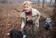 Mord mit Aussicht – Der kleine Timmi ist verschwunden. Hund Quast führt Heike Schäffer (Petra Kleinert) zu seinem verlassenen Kinderwagen im Wald.