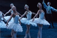 Find me in Paris – Lena (Jessica Lord, l.) und Ines (Eubha Akilade, r.) im Kreis ihrer Kolleginnen bei ihrem ersten großen Auftritt als Tänzerinnen der Companie in der Pariser Oper.
