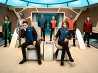 Land der Berge: Programm nach Ansage – Die Crew der Orville, (v.li.) Medizinischer Offizier Dr. Claire Finn (Penny Johnson Jerald), Wissenschaftsoffizier Isaac (Mark Jackson), Captain Ed Mercer (Seth MacFarlane), 2. Offizier Bortus (Peter Macon), Steuermann Gordon Malloy (Scott Grimes), 1. Offizierin Kelly Grayson (Adrianne Palicki), Navigator John LaMarr (J. Lee) und Sicherheitsoffizierin Alara Kitan (Halston Sage), erforscht als Teil der Flotte der Planetary Union die unendlichen Weiten des Weltalls.