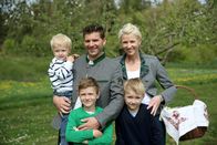 Zu Tisch ... – Hannes und Nicole Karner mit ihren Söhnen Paul, Florian und Lukas auf dem Weg zur Fleischweihe (Speisensegnung) am Karsamstag.