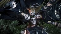 Happy Metal – Oben: JP (Grégory Gadebois). Unten: Alex (Julien Doré). Mitte, l-r: Erik (Yacine Belhousse), Pascal (Jonathan Cohen).