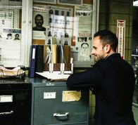 Elementary – Als der Vorstandsvorsitzende einer Beratungsfirma vergiftet aufgefunden wird, werden Sherlock Holmes (Jonny Lee Miller) und Watson hinzugerufen, um den Mörder zu suchen ...