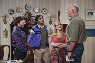 The Big Bang Theory – (v.li.) Simon Helberg (Howard Wolowitz), Kunal Nayyar (Rajesh Koothrappali), Melissa Rauch (Bernadette Rostenkowski-Wolowitz), Casey Sander (Mike).