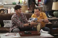 Two and a Half Men – Haben einiges zu tun, um Charlie zurück in seine Urne zu bekommen: Alan (Jon Cryer, r.) und Walden (Ashton Kutcher, l.) ...