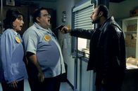 Malcolm mittendrin – L-R: Lois (Jane Kaczmarek), Craig Feldspar (David Higgins), Robber #2 (Maz Jobrani)