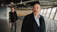 Tatort – In den 90er Jahren war der Kölner Funkturm Colonius auch eine angesagte Party-Location. Davon ist jetzt nichts mehr zu sehen. Auch Kommissar Freddy Schenk (Dietmar Bär) war hier damals schon im Einsatz. Hatte der damalige Fall etwas mit den aktuellen Ermittlungen zu tun. Im Hintergrund der Colonius-Hausmeister (Gerd Köster, links).