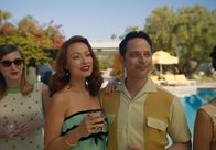 Don't Worry Darling – Bunny (Olivia Wilde, l.); Dean (Nick Kroll, r.)