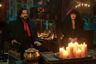 What We Do in the Shadows – Laszlo (Matt Berry, l.); Nadja (Natasia Demetriou, r.)