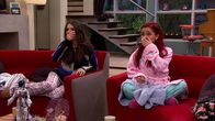 Victorious – L-R: Tori Vega (Victoria Justice), Cat Valentine (Ariana Grande)