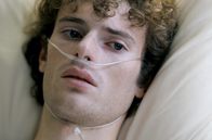 Der Patient – Nach einem dreijährigen Koma wacht Thomas (Txomin Vergez) im Krankenhaus auf und erfährt, dass seine Familie bei einem Massaker ermordet wurde und er selbst nur knapp überlebt hat.