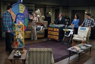 How I Met Your Mother – Lily (Alyson Hannigan, 2.v.l.) und Marshall (Jason Segel, l.) können sich nicht über die Paten für Marvin einigen und testen deshalb Ted (Josh Radnor, r.), Barney (Neil Patrick Harris, M.) und Robin (Cobie Smulders, 2.v.r.) mit einem aufwändigen Ratespiel um herauszufinden, wer der beste Kandidat dafür wäre ...