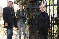 Steirerkreuz – Pauline Fürst (Gisela Schneeberger, re.) verbittet sich allzu direkte Fragen von Sandra Mohr (Miriam Stein, Mitte) und Sascha Bergmann (Hary Prinz).