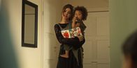 neoriginal: Doppelhaushälfte – Zoe (Helena Yousefi, l.) muss Frida (Anna Kellerer, r.) babysitten, während ihre Eltern mit Coach Tim eine ungewöhnliche Coachingsession erleben.