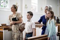 Young Sheldon – (v.l.n.r.) Mary (Zoe Perry); Sheldon (Iain Armitage); Meemaw (Annie Potts); Missy (Raegan Revord)