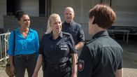 Rote Rosen – Sandra (Theresa Hübchen, 2 v.l) kann nicht fassen, dass bei der Razzia kein LSD im LKW gefunden wird. Mit Anette (Sarah Masuch, l.), Malte (Marcus Bluhm, 2 v.r) und Kerstin Prenz (Petra Schröder, r.).