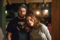 Bad Neighbors – Zunächst versuchen Kelly (Rose Byrne) und Mac (Seth Rogen) den neuen Nachbarn friedlich bei zu biegen, dass die junge Familie ihre Nachtruhe benötigt.