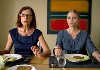 Harry nervt – Katharina (Angela Roy, links) und ihre Tochter Julia (Susanna Simon) achten beim Essen auf die schlanke Linie – aber es schmeckt einfach nicht.
