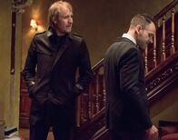 Elementary – Ein Schock für die Brüder Sherlock (Jonny Lee Miller, r.) und Mycroft Holmes (Rhys Ifans, l.): Watson ist von der französischen Verbrecherorganisation "Le Milieu" entführt worden. Die schlimme Lage zwingt die beiden zusammenzuarbeiten ...