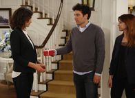 How I Met Your Mother – Während sich Marshall im Flieger mit seiner Sitznachbarin anlegt, versucht Lily (Alyson Hannigan, r.), Ted (Josh Radnor, M.) davon zu überzeugen, Robin (Cobie Smulders, l.) endlich loszulassen ...