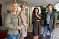 SOKO Kitzbühel – (v.li.) Kristina Sprenger (Karin Kofler), Nicole Beutler (Ingrid Bruckner), Katharina Stemberger (Marie Bruckner), Jakob Seeböck (Lukas Roither).