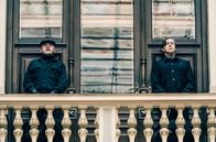 Allmen – Gott schützt die Diebe! Der Kunstdetektiv von Allmen (Heino Ferch) und sein Butler Carlos (Samuel Finzi) fordern ihr Glück heraus.