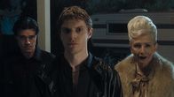 American Horror Story – (v.l.n.r.) Harry Gardner (Finn Wittrock); Austin Sommers (Evan Peters); Belle Noir (Frances Conroy)