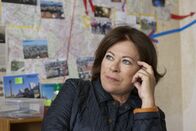 Wilsberg – Kommissarin Springer (Rita Russek) ist verzweifelt. Alle Welt glaubt an die Bielefeld-Verschwörung.