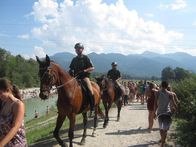 Unterwegs mit ... – Polizisten mit Pferden im Einsatz beim Reggae-Festival.