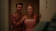 Extraordinary – Jen (Máiréad Tyers) und Jizz (Luke Rollason) als braves Ehepaar. Jen hat George, ihrem Psychologen, von einer heilen Familienwelt erzählt. Als brave Hausfrau, die ihrer Mutter etwas kocht und Jizz als treuen Menschen vorstellt.