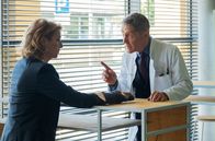 In aller Freundschaft – Dr. Rolf Kaminski (Udo Schenk, r.) konnte sein Glück gar nicht fassen, dass seine Patientin Dr. Marla Lambert (Kirsten Block, l.) über Nietzsche promoviert hat. Doch zu seinem Entsetzen war nicht ihre Begeisterung für Nietzsche der Grund dafür, sondern das absolute Gegenteil.