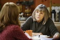 Mom – Marjorie (Mimi Kennedy) unterstützt Bonnie in einer besonderen Situation ...