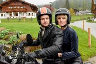Die Bergretter – Für das Jubiläumsfest seines Familienunternehmens hat Lukas Ritt (Aaron Karl) die Event-Managerin Isabell Klett (Heidi Klum) engagiert.