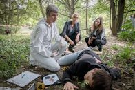 SOKO Leipzig – Prof. Dr. Sabine Rossi (Anna Stieblich, l.) untersucht mit Ina (Melanie Marschke, M.) und Kim (Amy Mußul, r.) in einem Waldfriedhof einen Tatort, der wie eine Hinrichtung aussieht. Ein junger Webdesigner (Paul Maximilian Pira) ist das Opfer.