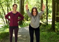 Frühling – Ganz schön sportlich: Katja Baumann (Simone Thomalla, r.) und Dr. Schneiderhan (Caroline Ebner, l.) laufen eine Runde im Wald.