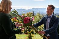Die Rosenheim-Cops – Kulturdezernent Dr. Frank Baumgartner (Oliver Bürgin, r.) entschuldigt sich bei Marie Hofer (Karin Thaler, l.) dafür, dass er sie ungefragt für die Organisation des städtischen Kulturpreises eingespannt hat.