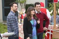 New Girl – Als Jess (Zooey Deschanel, M.) wegen ihres neuen Jobs als Direktorin immer nervöser wird, nehmen Nick (Jake Johnson, l.) und Schmidt (Max Greenfield, r.) sie auf einen Trip nach Solvang mit. Doch der Ausflug verläuft ganz anders, als geplant ...