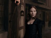 Salem – (1. Staffel) - Versucht sich, einen Platz in der Welt zu erkämpfen und gerät ein ums andere Mal zwischen die Fronten: Anne Hale (Tamzin Merchant) ...